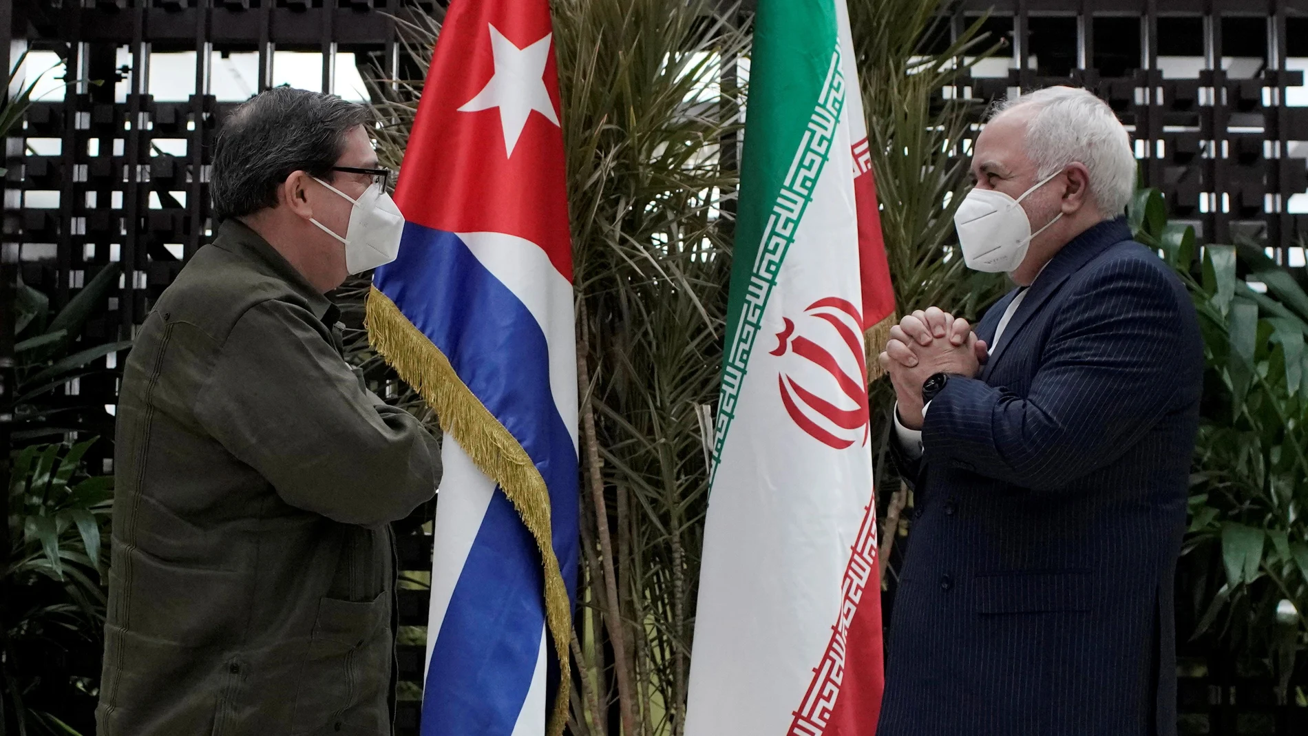 Cuba's Foreign Minister Bruno Rodriguez receives Iran's Foreign Minister Mohammad Javad Zarif during an official visit in Havana, Cuba, November 6, 2020. REUTERS/Alexandre Meneghini