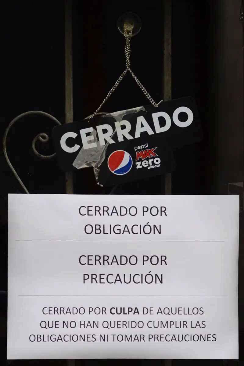 VALLADOLID, 06/11/2020.- Desde esta medianoche y durante 14 días Castilla y León tendrá cerrada la hostelería, restauración y centros comerciales, y los centros deportivos cerrados, y no se podrán visitas las residencias, medidas que se suman al cierre perimetral de la Comunidad y el toque de queda entre las diez de la noche y las 6 de la mañana. Un cartel anuncia el cierre en un bar de Valladolid, este viernes. EFE/NACHO GALLEGO