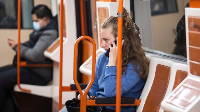 06/11/2020. © Jesús G. Feria.Reportaje en el Metro sobre el uso del movil en llamadas y el hablar que según un informe provoca un alto riesgo de contagio del Coronavirus.