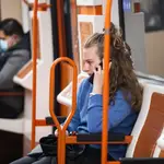 06/11/2020. © Jesús G. Feria.Reportaje en el Metro sobre el uso del movil en llamadas y el hablar que según un informe provoca un alto riesgo de contagio del Coronavirus.