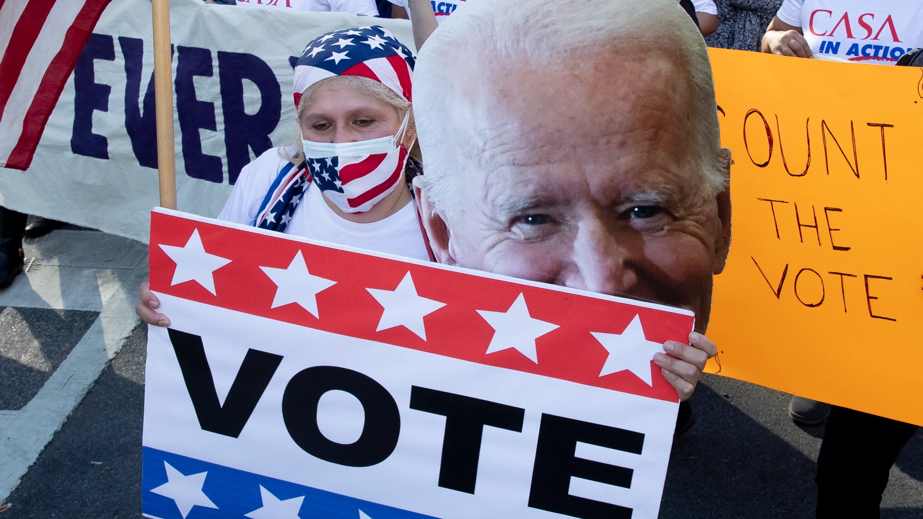Marcha de partidarios de Biden en Washington mientras continua el recuento de votos.