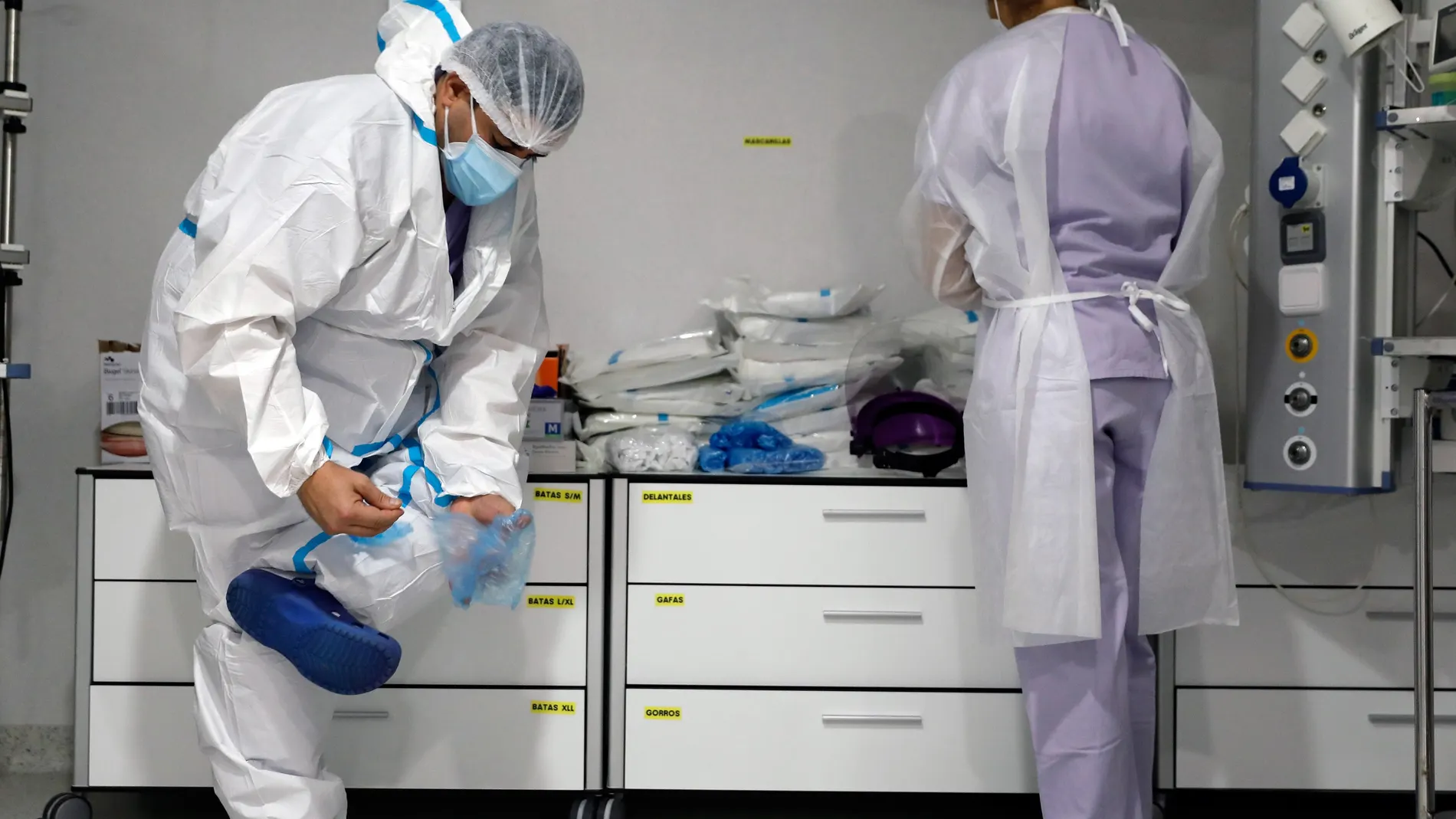 Tras ocho meses luchando contra la pandemia, los profesionales sanitarios de la Región han aprendido a blindarse contra los riesgos de la Covid-19