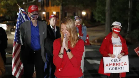 Una seguidora de Trump en Atlanta mientras escucha la comparecencia del presidente