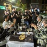 Camareros y cocineros de un restaurante de Murcia participaron anoche en el aplauso que los trabajadores de la hostelería de Murcia momentos antes del cierre. A partir de hoy entra en vigor la orden de la Comunidad de Murcia que obliga a los bares y restaurantes a cerrar durante quince días para frenar los contagios de la covid
