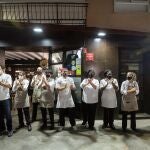 Camareros y cocineros de un restaurante de Murcia ha participado esta noche en el aplauso que los trabajadores de la hostelería de Murcia este viernes, momentos antes del cierre. A partir de mañana sábado entra en vigor la orden de la Comunidad de Murcia que obliga a los bares y restaurantes a cerrar durante quince días para frenar los contagios del COVID-19. EFE/Marcial Guillén