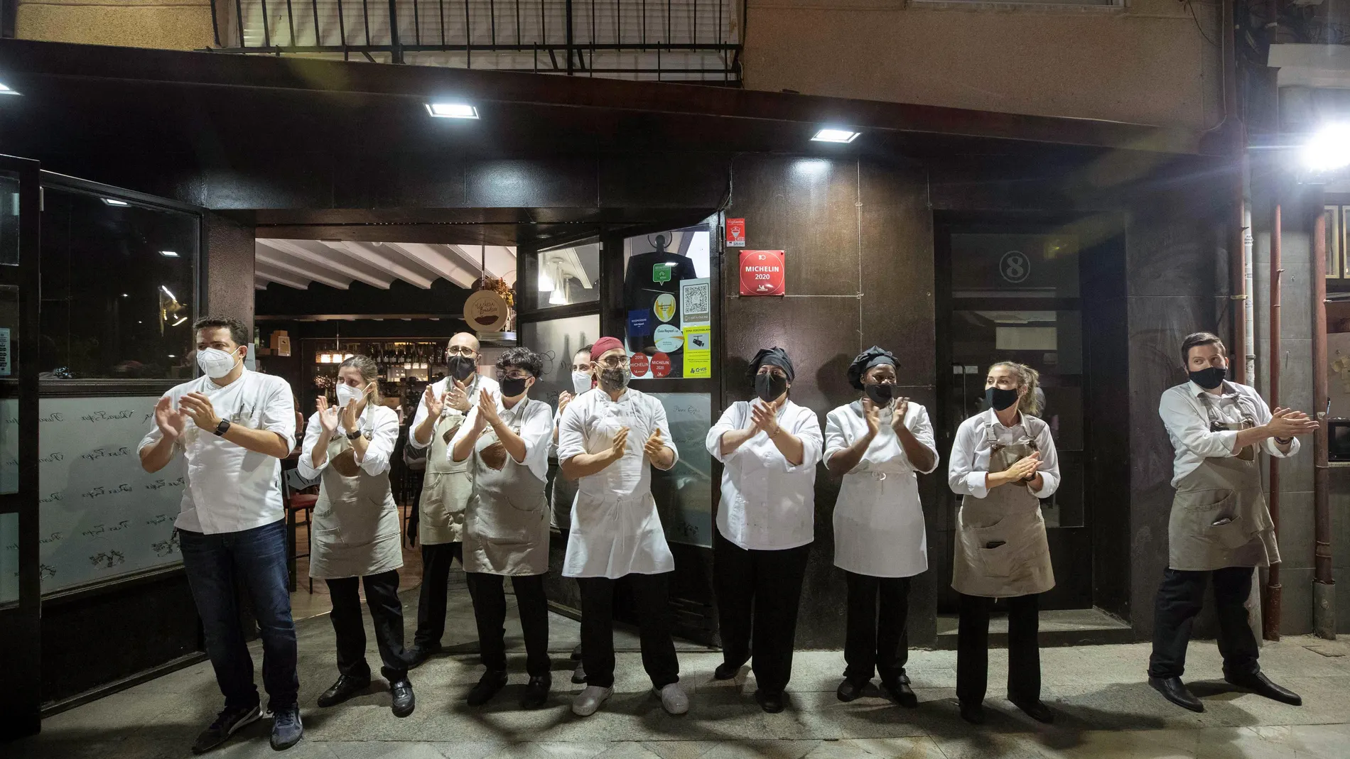 Camareros y cocineros de un restaurante de Murcia ha participado esta noche en el aplauso que los trabajadores de la hostelería de Murcia este viernes, momentos antes del cierre. A partir de mañana sábado entra en vigor la orden de la Comunidad de Murcia que obliga a los bares y restaurantes a cerrar durante quince días para frenar los contagios del COVID-19. EFE/Marcial Guillén