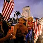 Simpatizantes de Donald Trump en una protesta contra "el fraude" en Westchester, Miami, Florida