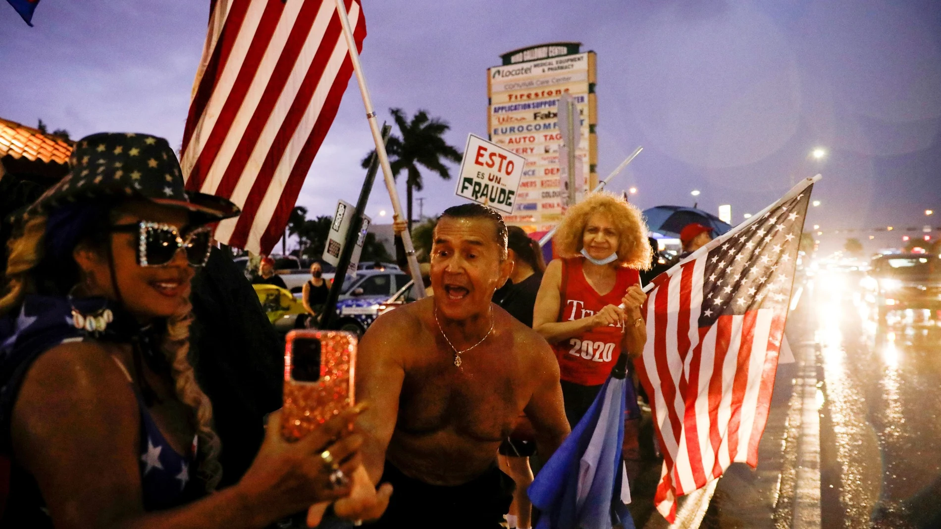 Simpatizantes de Donald Trump en una protesta contra "el fraude" en Westchester, Miami, Florida