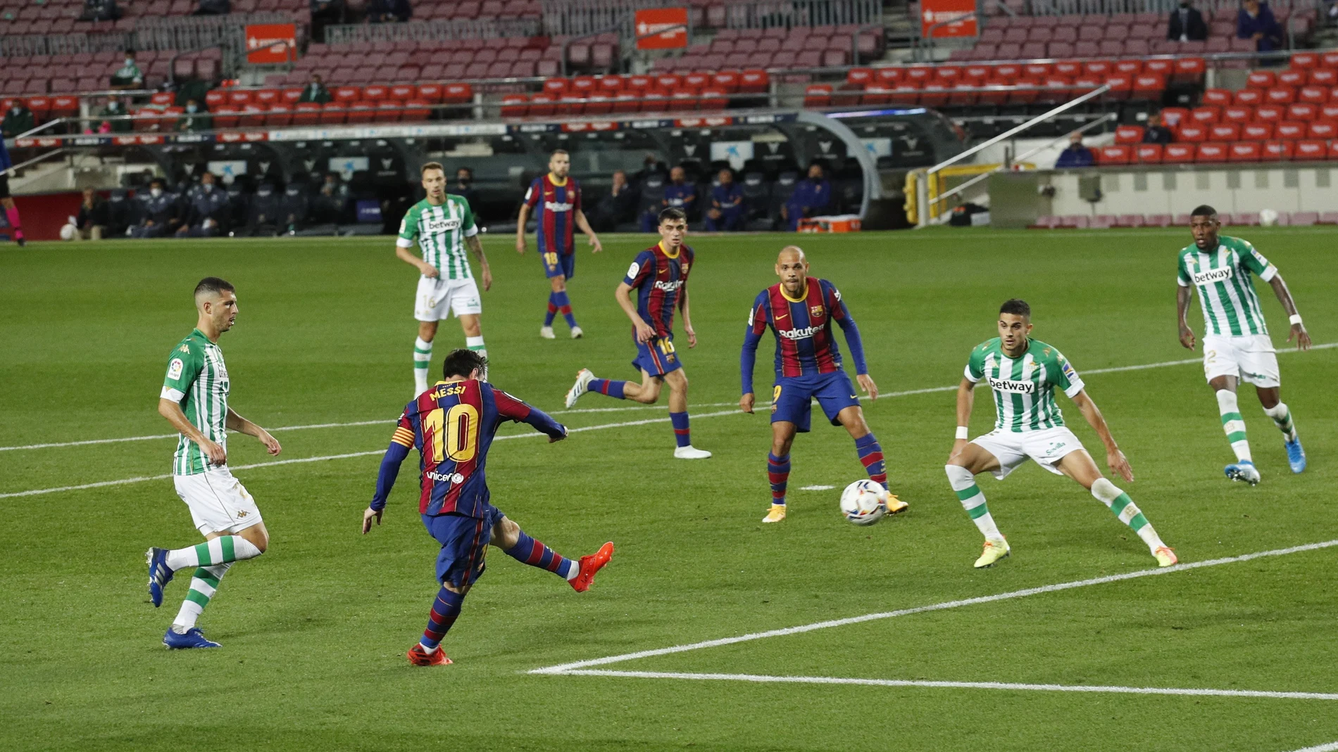 Imagen del segundo gol de Messi al Betis, el primer que marca en jugada en toda la temporada