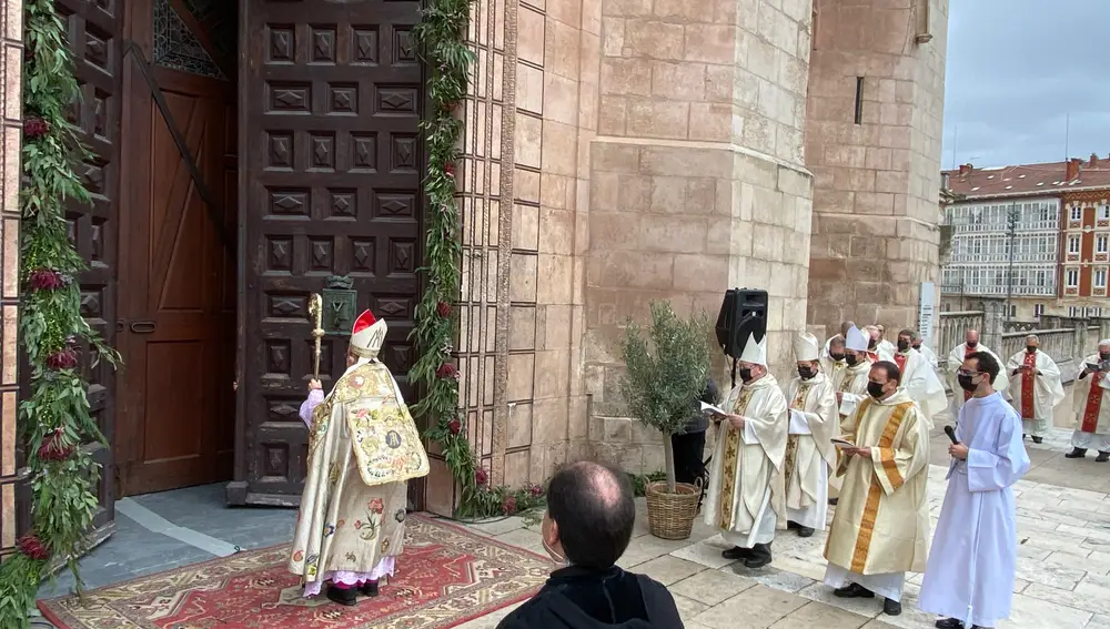 Fidel Herráez, arzobispo de Burgos, abriendo la Puerta del Perdón de la Catdral de Burgos para inaugurar el Año Jubilar.EUROPA PRESS07/11/2020