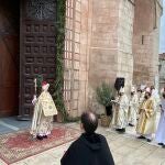 Fidel Herráez, arzobispo de Burgos, abriendo la Puerta del Perdón de la Catdral de Burgos para inaugurar el Año Jubilar.EUROPA PRESS07/11/2020