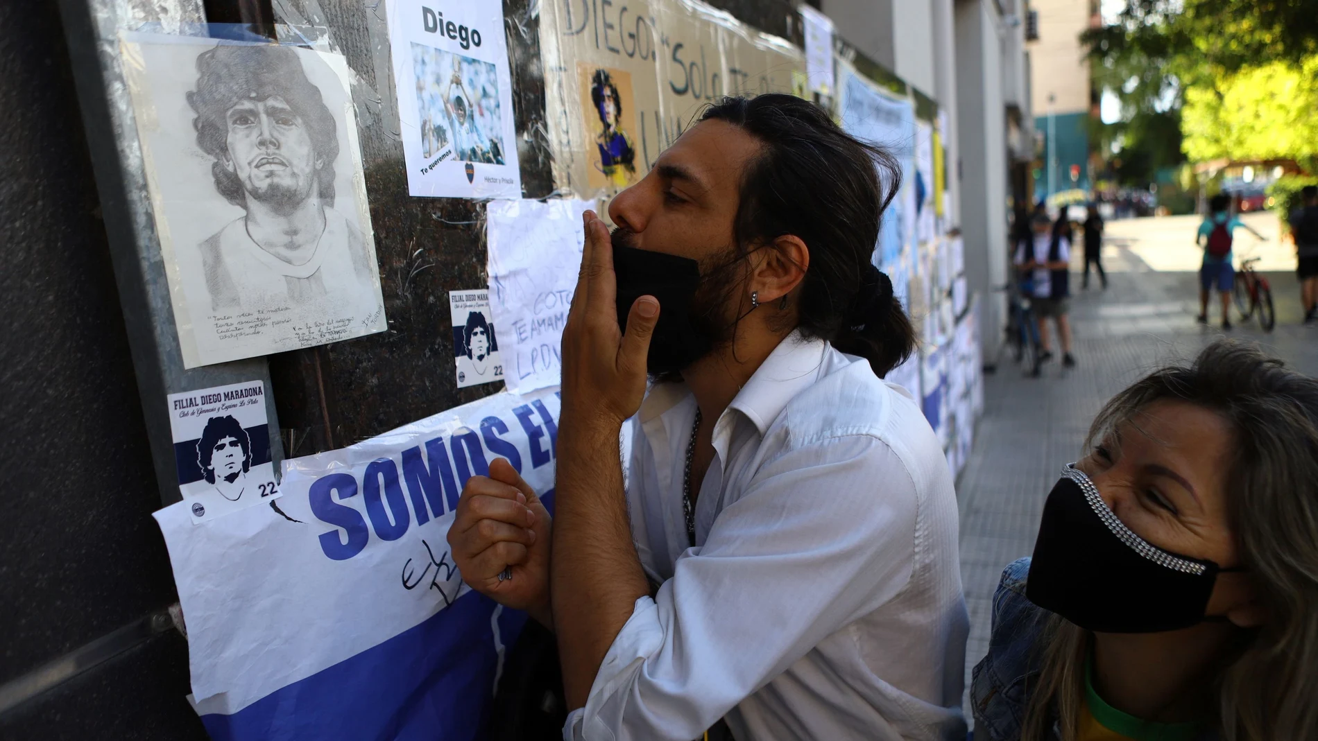 Un fan de Maradona, a las afueras de la clínica de Buenos Aires