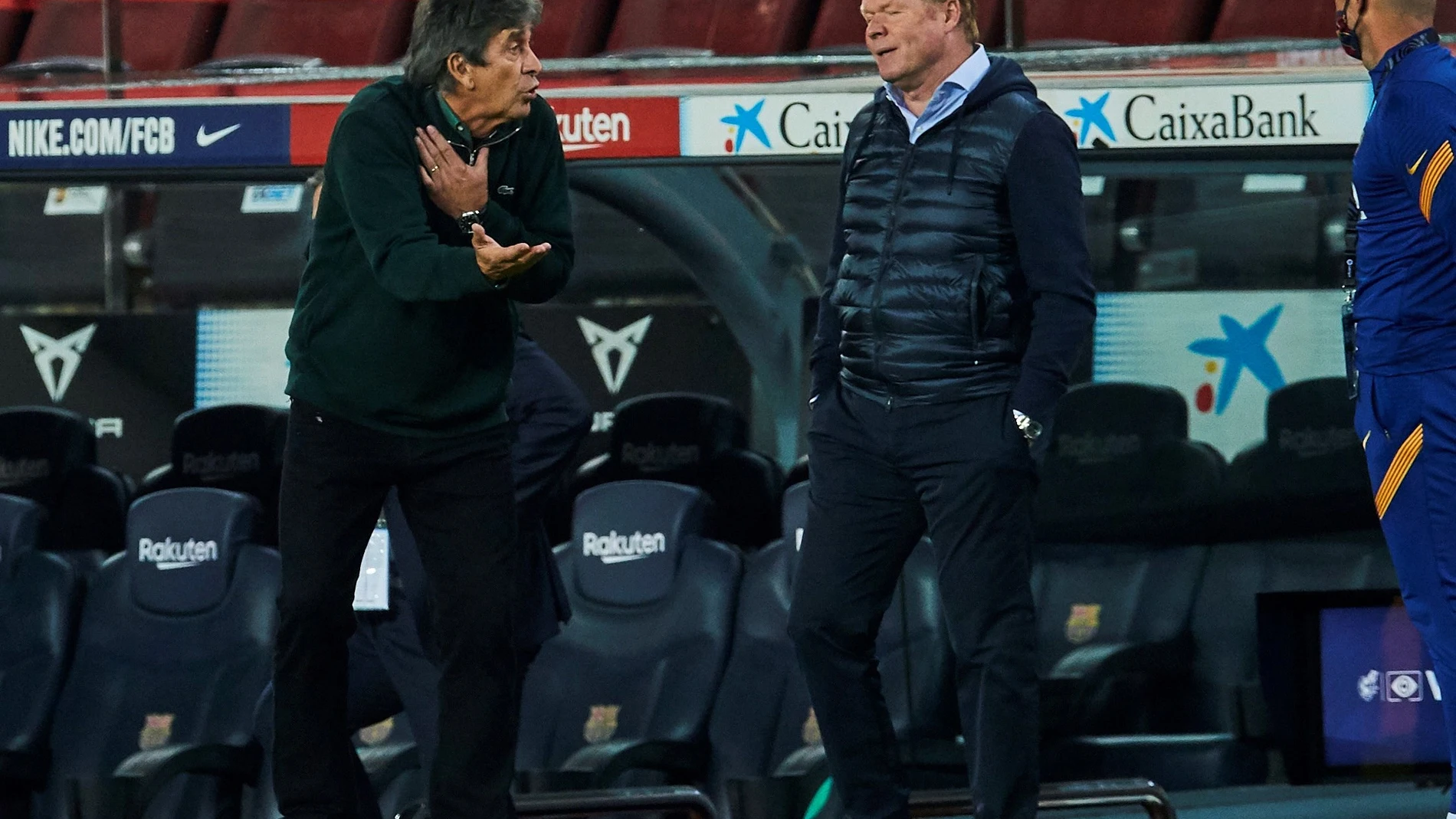 Pellegrini habla con Koeman durante el Barcelona-Betis