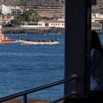 Unas 240 personas de origen subshariano arribaron este sábado a bordo de dos cayucos al puerto de los Cristianos, en el sur de la isla de Tenerife. EFE/ Miguel Barreto
