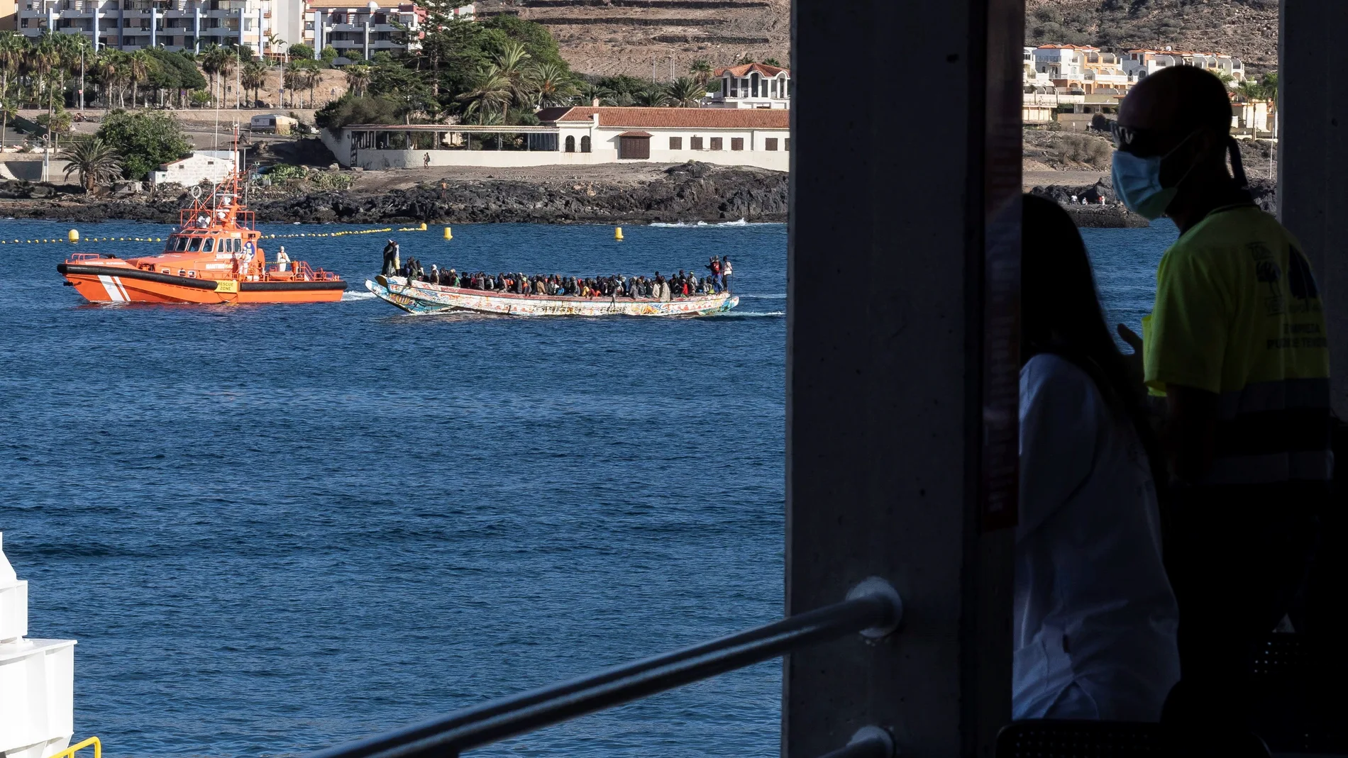 Unas 240 personas de origen subshariano arribaron este sábado a bordo de dos cayucos al puerto de los Cristianos, en el sur de la isla de Tenerife. EFE/ Miguel Barreto