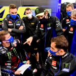 Valentino Rossi, en su box, rodeado de su equipo y todos con mascarilla