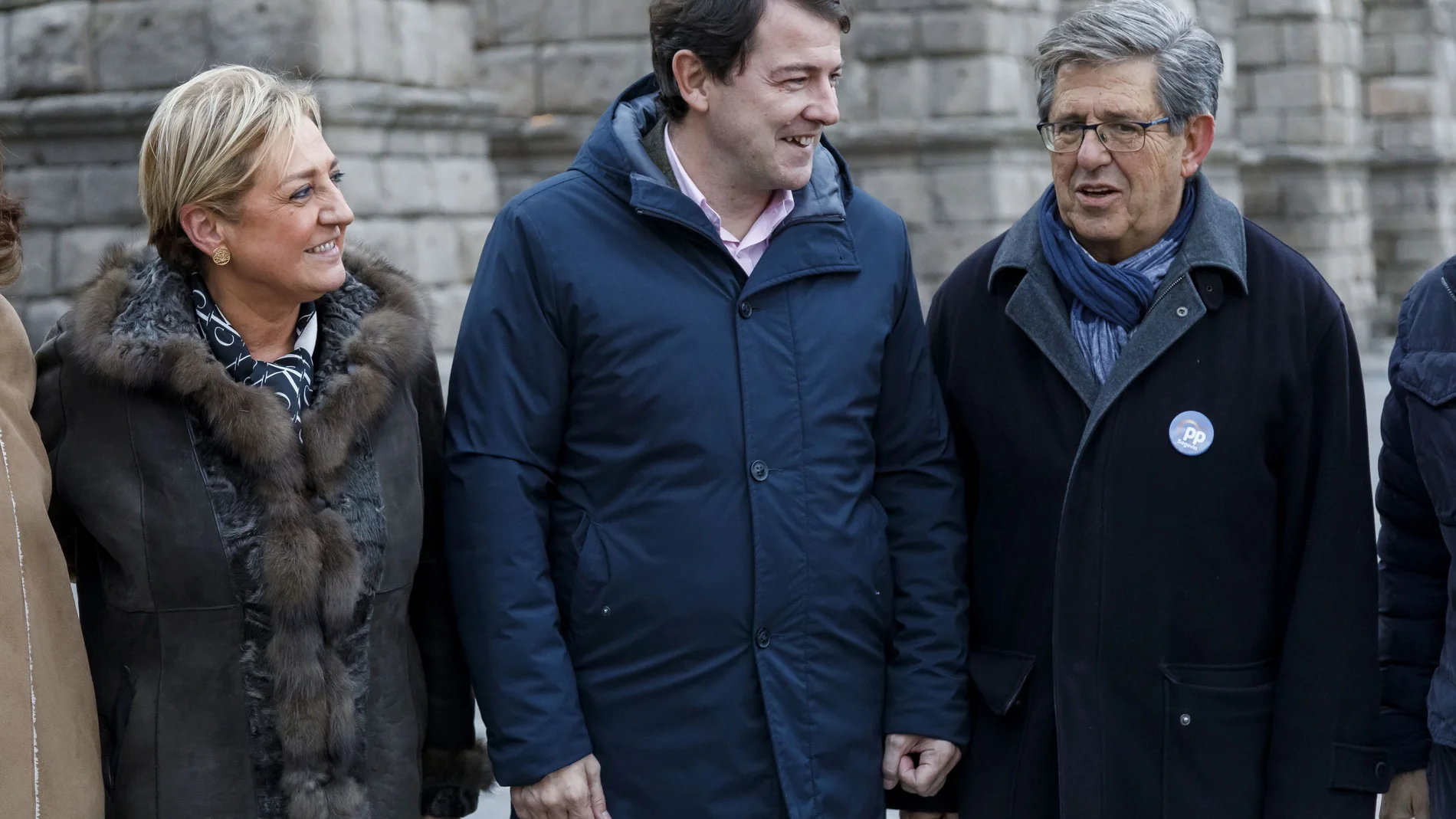 El presidente de la Junta, Alfonso Fernández Mañueco, conversa con la presidenta del PP de Segovia, Paloma Sanz y con el también popular Jesús Postigo