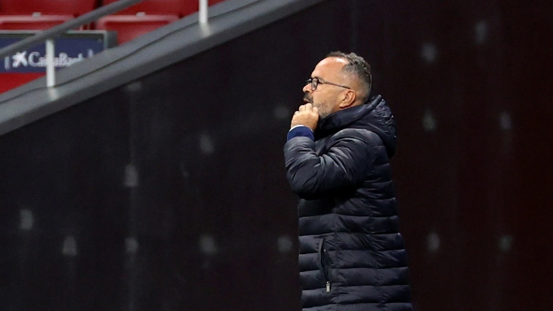 GRAF5989. MADRID, 07/11/2020.- El entrenador del Cádiz, Álvaro Cervera, durante el partido de Liga en Primera División ante el Atlético de Madrid que disputan esta noche en el estadio Wanda Metropolitano. EFE/JuanJo Martín