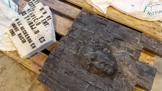 Placa dañada retirada de la antigua fachada de la vivienda donde residió el que fuera presidente de la II República Francisco Largo Caballero