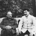 Lenin (izda.) nombró a Stalin secretario general del Partido Comunista