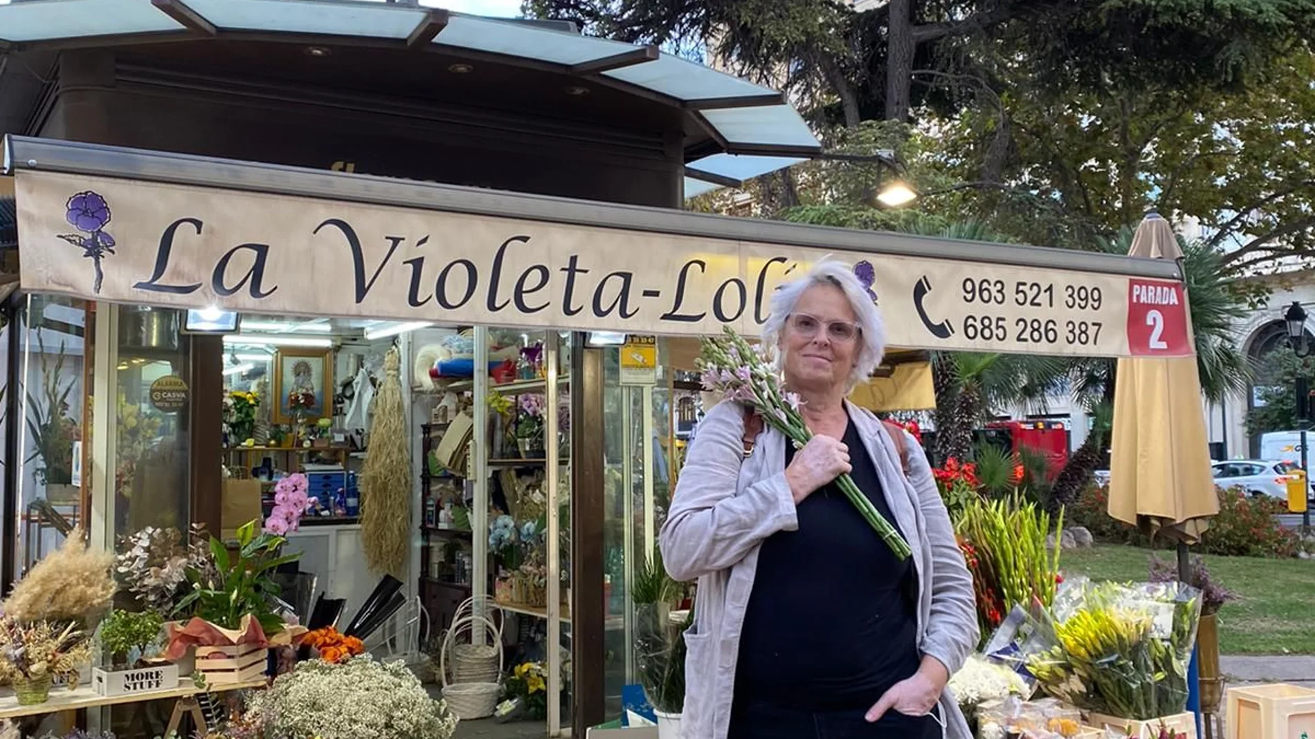 Lucía Bosé en la floristería Violeta Lolín de Valencia