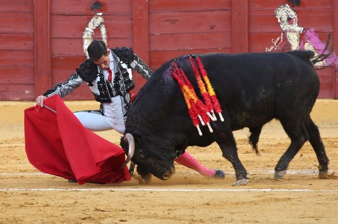 El diestro Jiménez Fortes, en el segundo toro de la corrida que se está celebrando en la Plaza de Toros de Estepona y en la que comparte cartel con Daniel Luque . EFE/Daniel Pérez