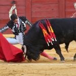 El diestro Jiménez Fortes, en el segundo toro de la corrida que se está celebrando en la Plaza de Toros de Estepona y en la que comparte cartel con Daniel Luque . EFE/Daniel Pérez