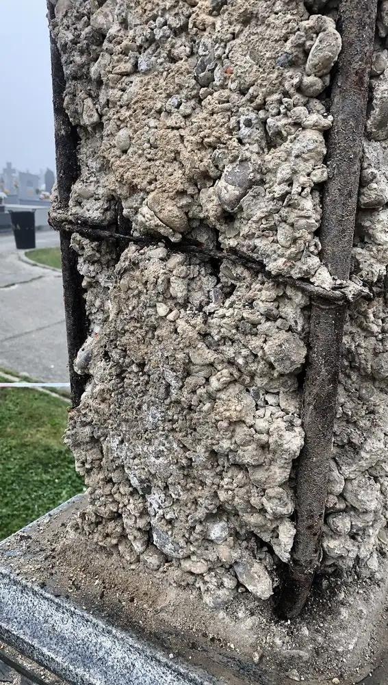 El alcalde Francisco Guarido asegura que se ha descubierto su grado de deterioro al ser construida con materiales de pésima calidad que se escondían debajo del revestimiento de granito.