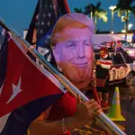 Seguidores hispanos del presidente Trump protestan por la victoria del demócrata Biden