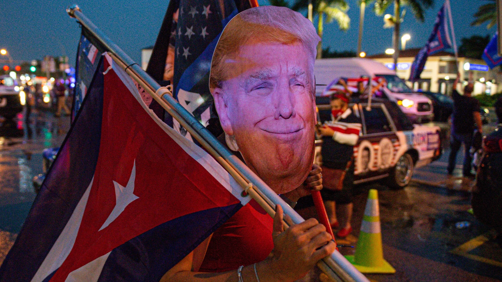Seguidores hispanos del presidente Trump protestan por la victoria del demócrata Biden