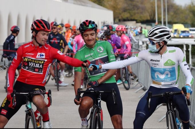 Roglic, Carapaz y Enric Mas, antes de la salida de la última etapa de la Vuelta