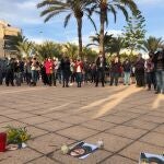 Vecinos de la pedanía de La Hoya de Elche se concentran en repulsa de la muerte de una vecina