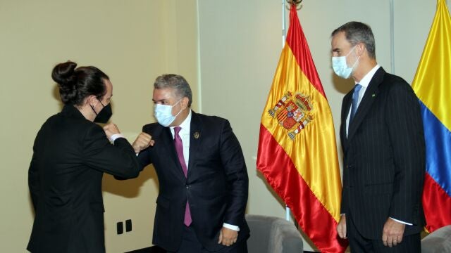 El rey Felipe VI de España observa mientras el vicepresidente segundo del Gobierno español, Pablo Iglesias (i), saluda al presidente de Colombia, Iván Duque, durante una reunión hoy en La Paz (Bolivia). El rey Felipe VI se reunió con el mandatario colombiano, Iván Duque, antes de participar en la ceremonia de investidura del presidente de Bolivia, Luis Arce. EFE/ Juan Carlos Torrejón