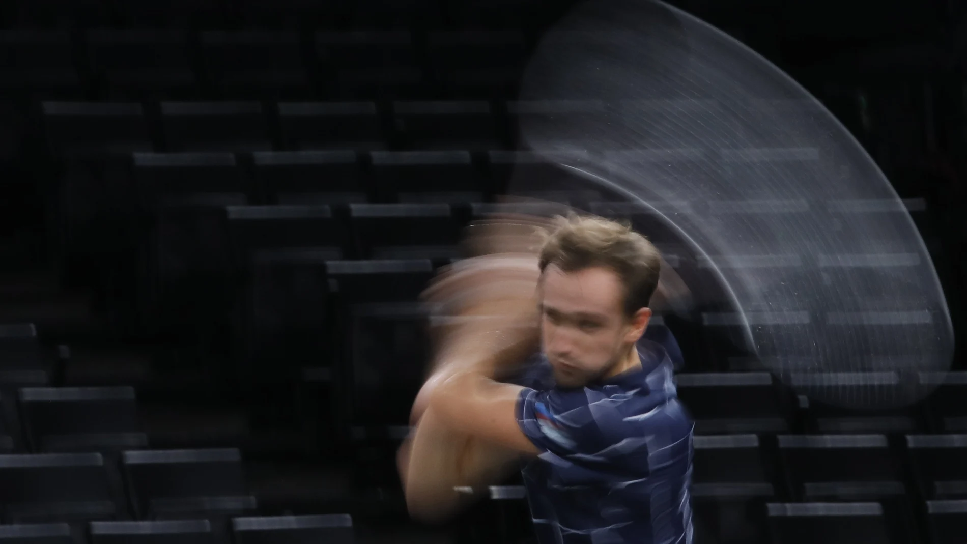 Medvedev da un golpe de revés en la final de París-Bercy ante Zverev