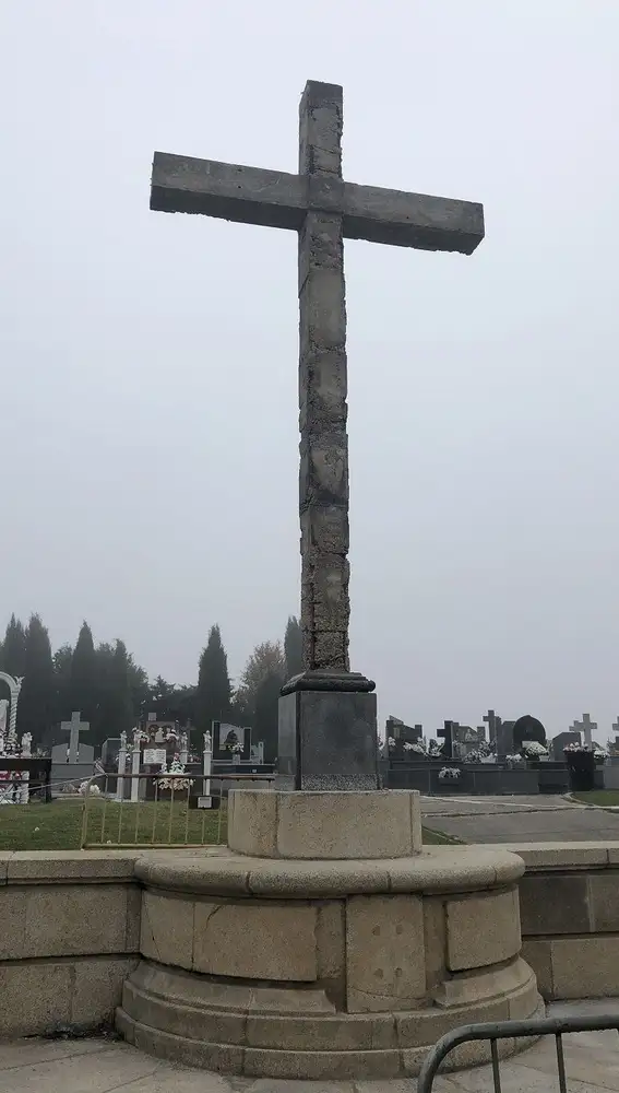 El Ayuntamiento de Zamora va a colocar una nueva cruz artística, que construirá José Luis Coomonte, que sustituirá a la que rememoraba “A los caídos” en el cementerio municipal de Zamora y que será derribada en los próximos días