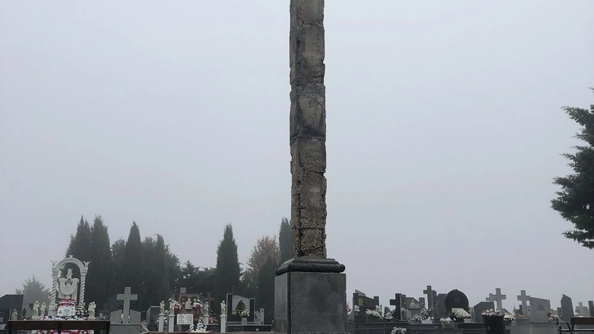 El Ayuntamiento de Zamora va a colocar una nueva cruz artística, que construirá José Luis Coomonte, que sustituirá a la que rememoraba “A los caídos” en el cementerio municipal de Zamora y que será derribada en los próximos días