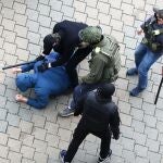 Policías bielorrusas arrestan a un hombre durante la manifestación de ayer en Minsk