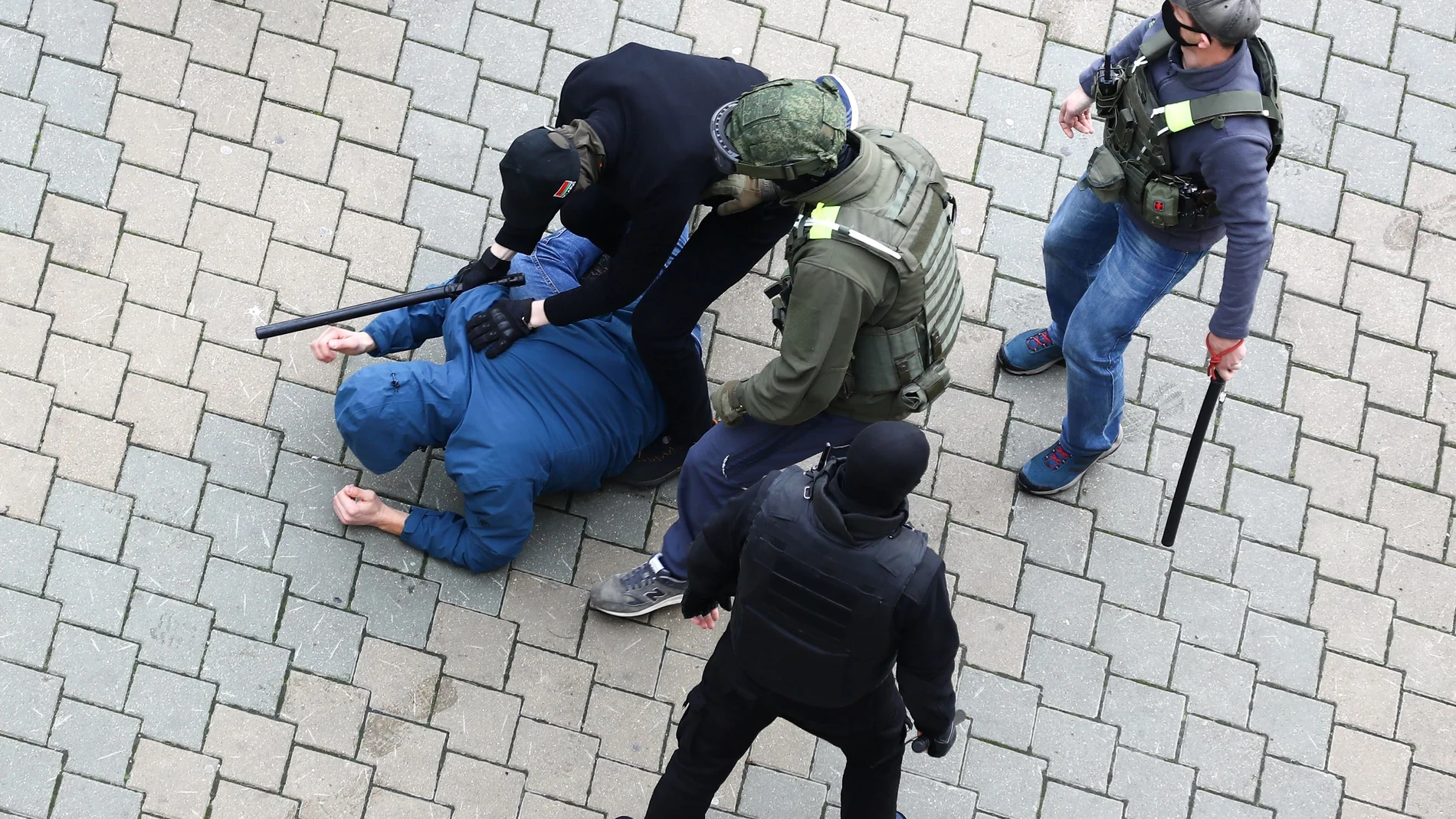 Policías bielorrusas arrestan a un hombre durante la manifestación de ayer en Minsk