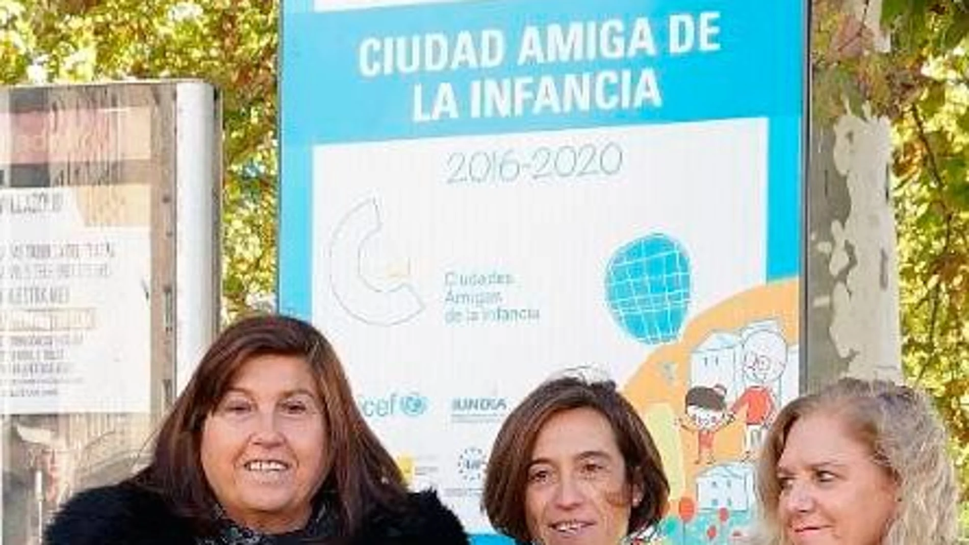 La concejal María Victoria Soto posa en un cartel que hay por la ciudad de Valladolid Ciudad Amiga de la Infancia