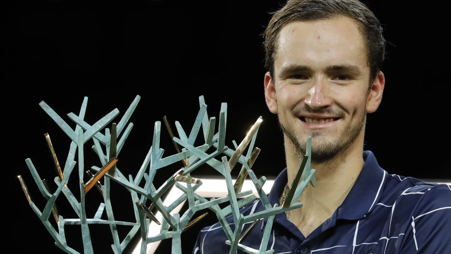 Medvedev, con el trofeo de campeón de París-Bercy