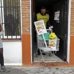 Recogida de alimentos para familias necesitadas en la Asociación de Vecinos del madrileño barrio de La Elipa