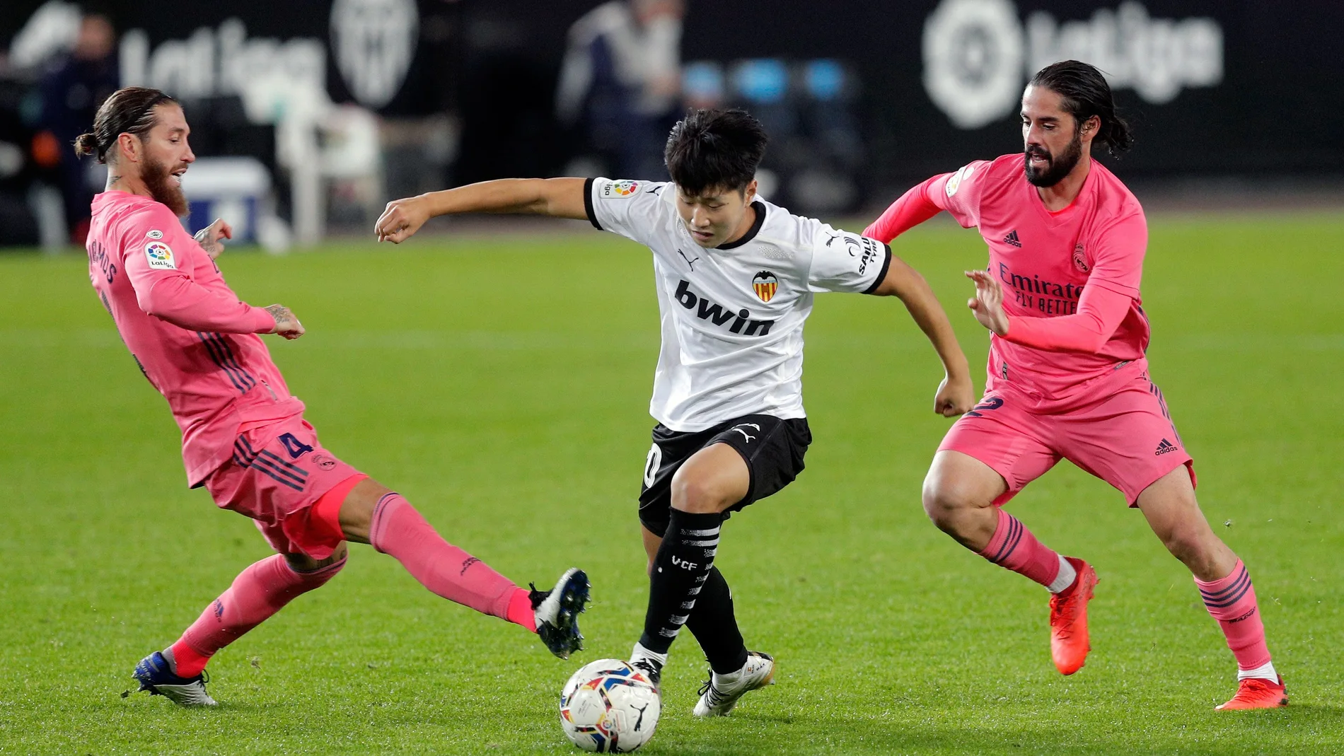 El jugador del Valencia CF, Kang In entre Sergio Ramos (i) e Isco (d) , del Real Madrid, durante el partido correspondiente a la 9º jornada de LaLiga jugado en el campo de Mestalla (Valencia).EFE/ Kai Försterling