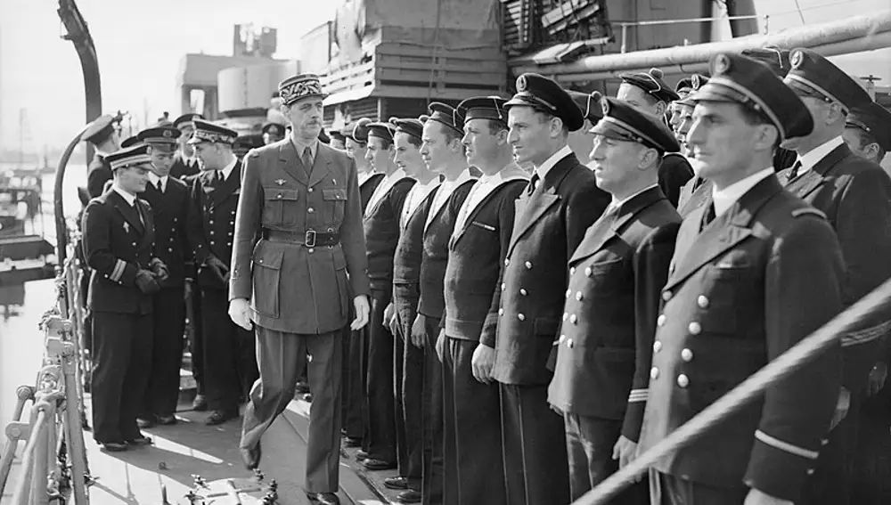 El general pasando revista a los marineros del &quot;Léopard&quot; el 24 de junio de 1942