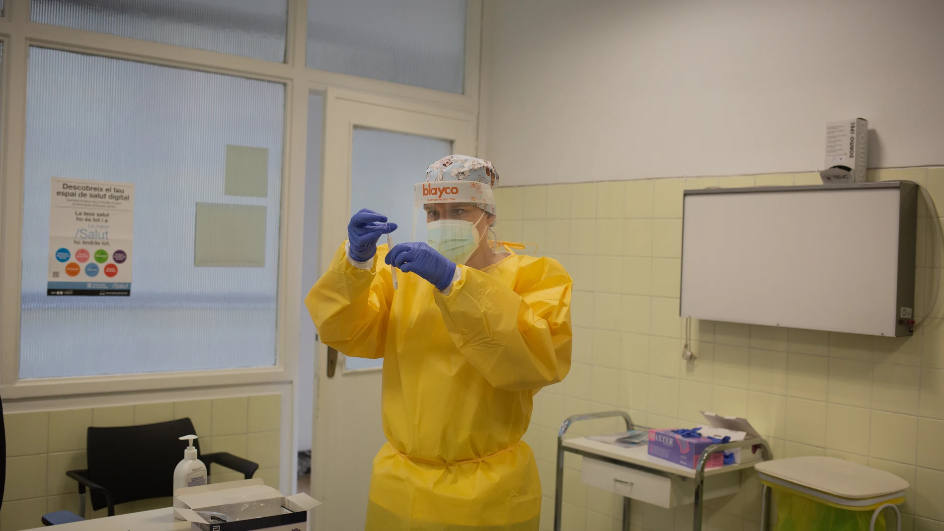 Una sanitaria sostiene uno de los test rápidos de antígenos de detección de coronavirus.