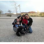 Imagen de los etarras junto a sus hijas publicada en la página web de Etxerat