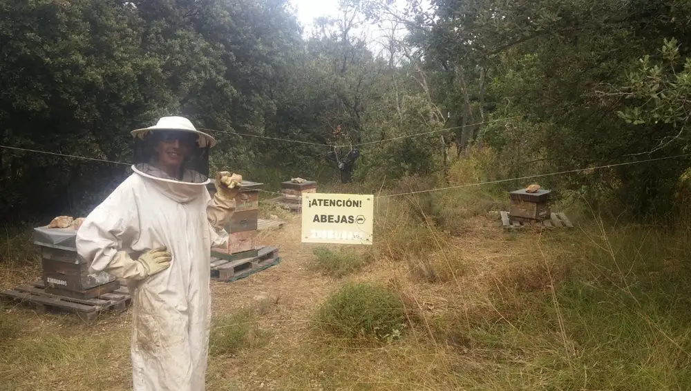 Maria Valdivieso participa en el 'Erasmus agrario' y viaja desde la provincia de Burgos hasta Teruel para formarse en una explotación de almendro, frutal y apicultura