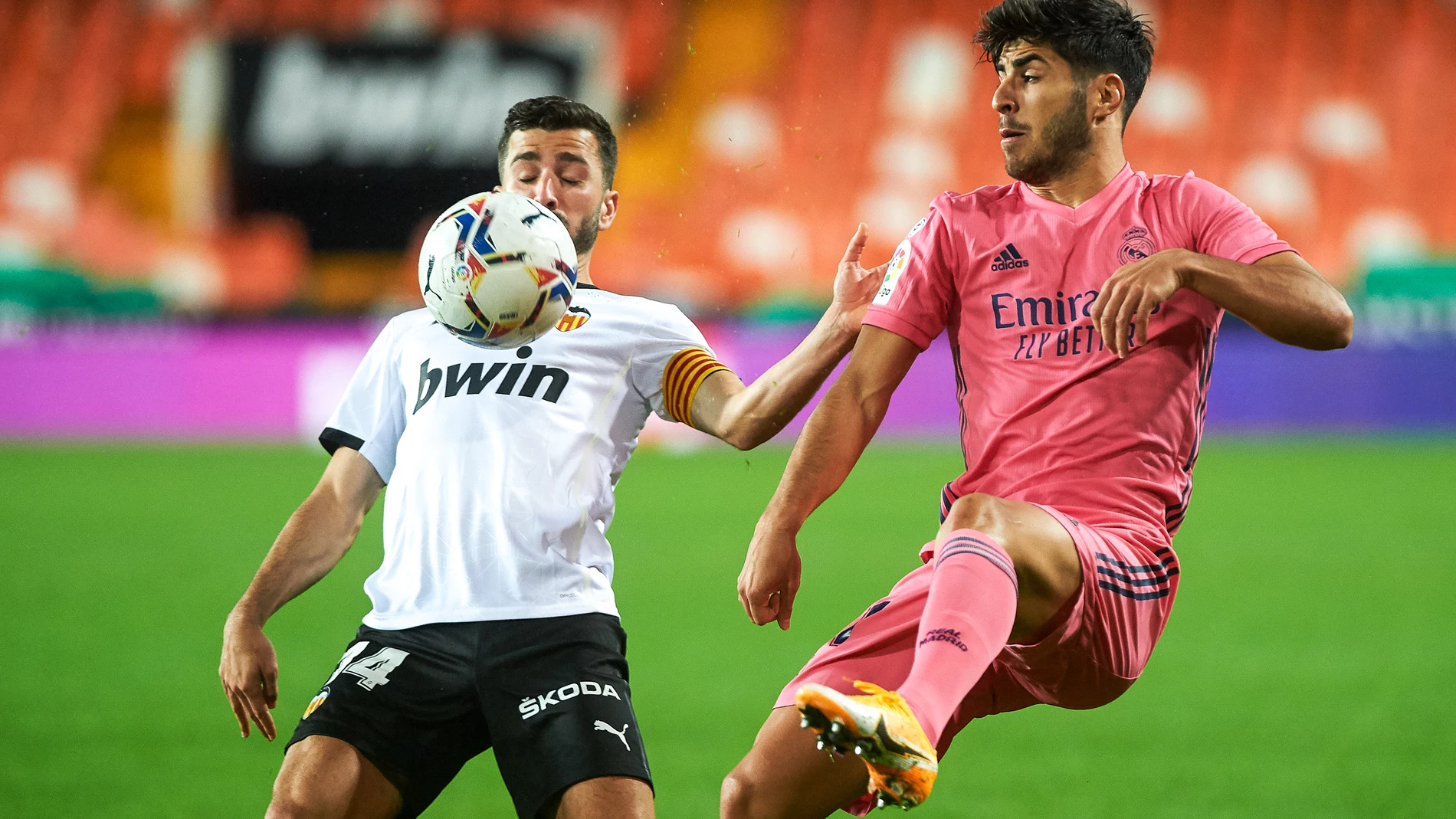 Jose Luis Gaya y Asensio en el Valencia-Real MadridAFP7 08/11/2020 ONLY FOR USE IN SPAIN