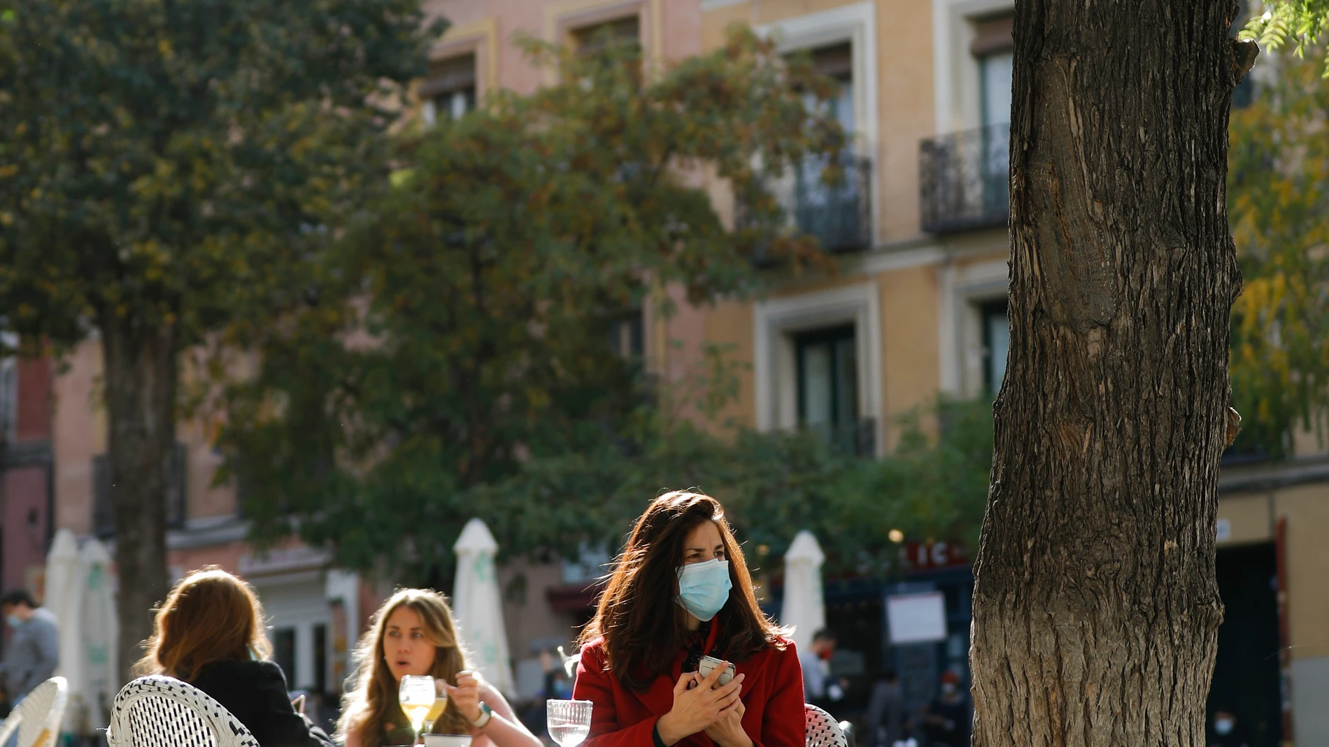 Imagen de terrazas y terraceo en La Latina un domingo por la mañana durante la segunda ola de contagios por el Covid-19.