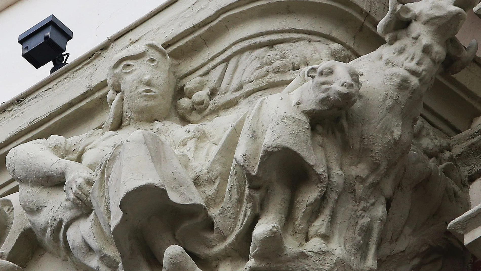 Aspecto de la escultura restaurada en la fachada de un edificio emblemático de la calle Mayor de Palencia obra de el arqueitecto Jacobo Romero