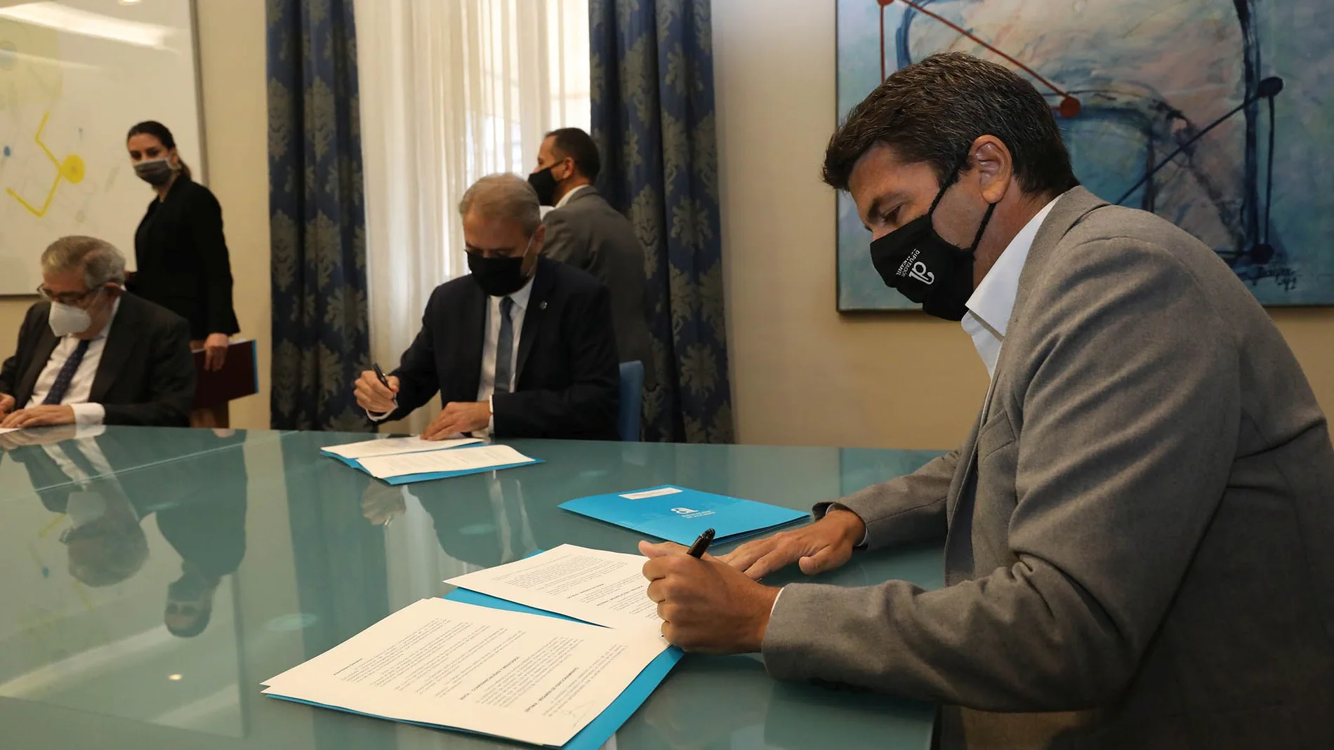 El presidente de la Diputación de Alicante, Carlos Mazón, esta mañana durante la firma del acuerdo